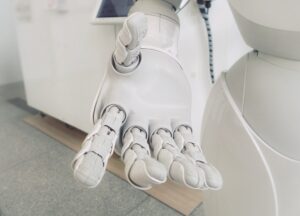 mano de robot para tecnología sanitaria