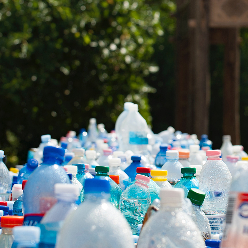 Un 56% de los españoles aseguran que las campañas de concienciación les han servido “mucho” o “bastante” para reducir su consumo de plástico